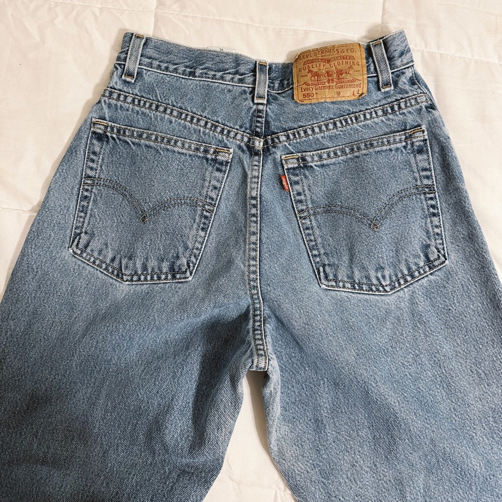 Vintage 550 Tapered Leg Relaxed Fit Levi’s 8M Wash Denim Jeans